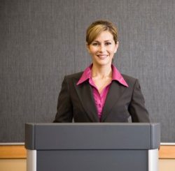 Cara menjadi pembicara yang efektif saat tampil berbicara di depan umum