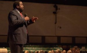 Tips Berbicara Dengan Percaya Diri menurut Les Brown