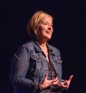 mengoptimalkan public speaking untuk pengembangan diri ala Brene Brown