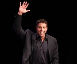 mengoptimalkan public speaking untuk pengembangan diri ala Tony Robbins