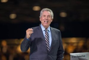 tips berbicara di depan banyak orang Ala John C Maxwell