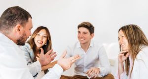 Cara Efektif Mengembangkan Komunikasi Asertif di Dunia Kerja ala Juru Bicara Indonesia