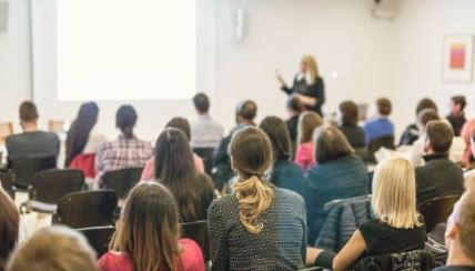 belajar berbicara di depan umum Studi Kasus Sukses Karier Berkat Pelatihan Public Speaking di Yogyakarta ala Juru Bicara Indonesia