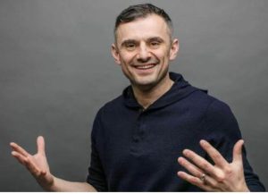 pelatihan cara berbicara di depan umum mengapa kursus public speaking adalah investasi terbaik untuk karir anda ala Gary Vaynerchuck
