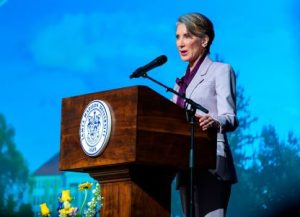 pidato yang efektif teknik presentasi yang mengesankan Ala Carly Fiorina Juru Bicara Indonesia