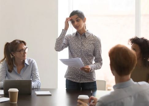 cara mengatasi ketakutan berbicara di depan umum menang atas Glossophobia