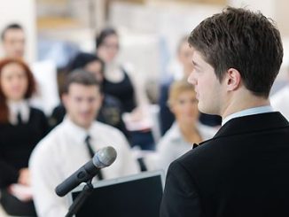 berbicara di acara seminar dengan percaya diri