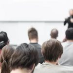 Cara Mengoptimalkan Public Speaking untuk Motivasi: Seni Menginspirasi dan Memberdayakan Audiens